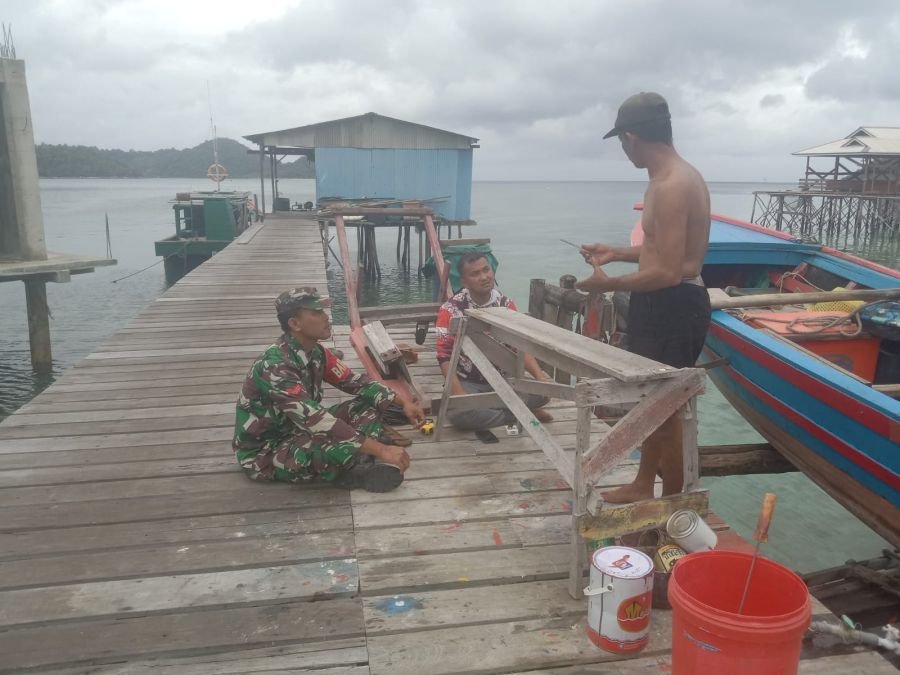 Babinsa Koramil 04/Letung Ingatkan Nelayan Jemaja Utamakan Keselamatan Saat Melaut