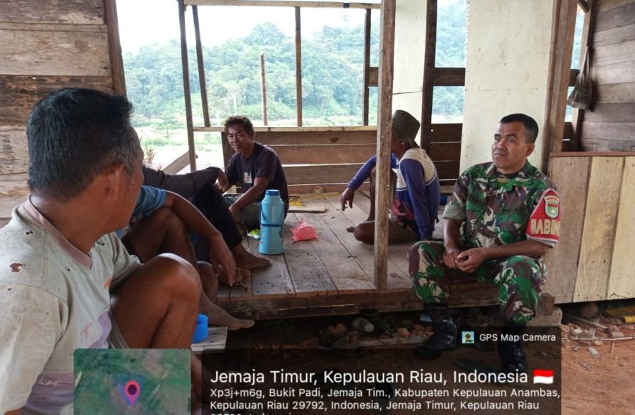 Babinsa Koramil 04/Letung Komsos dengan Poktan Mekar Asih, Dorong Ketahanan Pangan di Bukit Padi