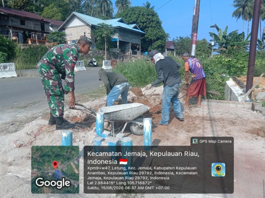 Babinsa Koramil 04/Letung Komsos dengan Pekerja Bangunan, Ingatkan Utamakan Keselamatan Kerja