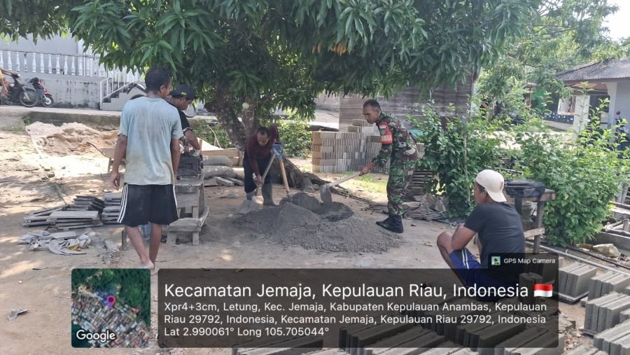 Babinsa Koramil 04/Letung Komsos dengan Pekerja Cetak Batako, Ingatkan Gunakan Masker