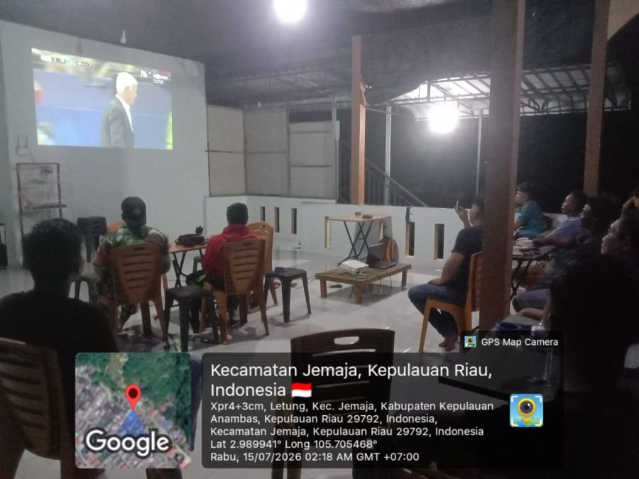 Babinsa Koramil 04/Letung Nobar Piala Dunia 2026 Bersama Warga, Pererat Silaturahmi dan Komsos