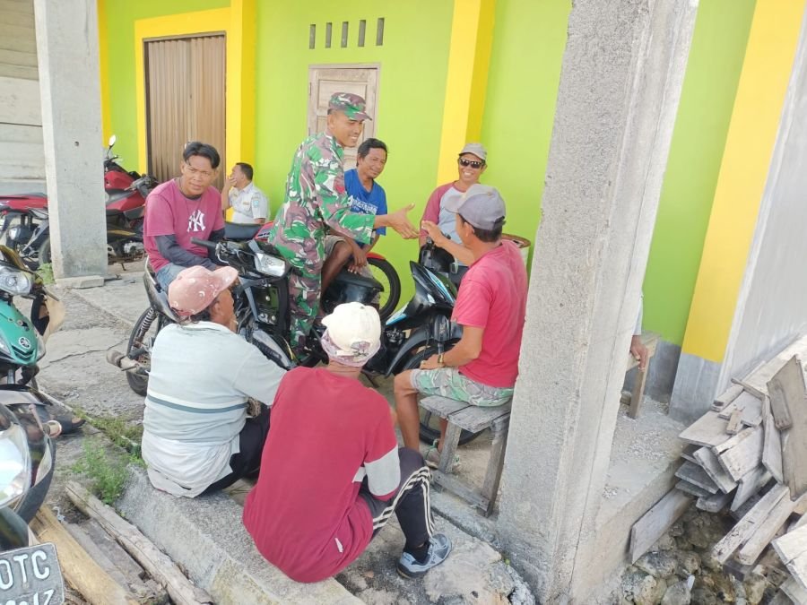 Babinsa Koramil 04/Letung Perkuat Komunikasi dengan Buruh Pelabuhan,  Waspadai Barang Mencurigakan