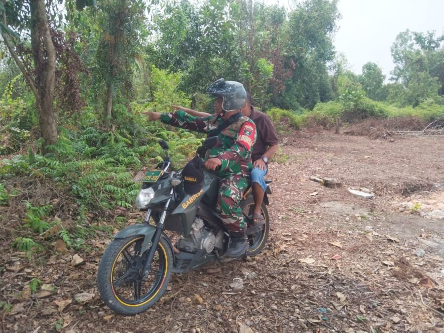 Babinsa Koramil 04/Lima Puluh Sisir Wilayah Rawan Karhutla, Ajak Warga Jaga Lingkungan