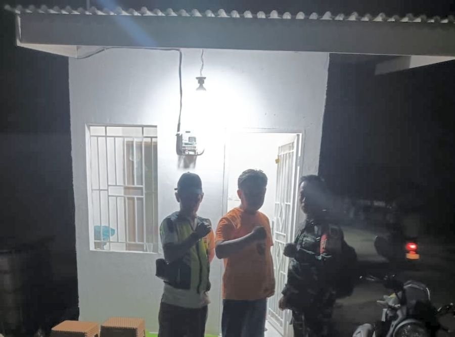Babinsa Koramil 04/Limapuluh Gencarkan Patroli Kamtibmas, Warga Semakin Semangat Jaga Pos Ronda