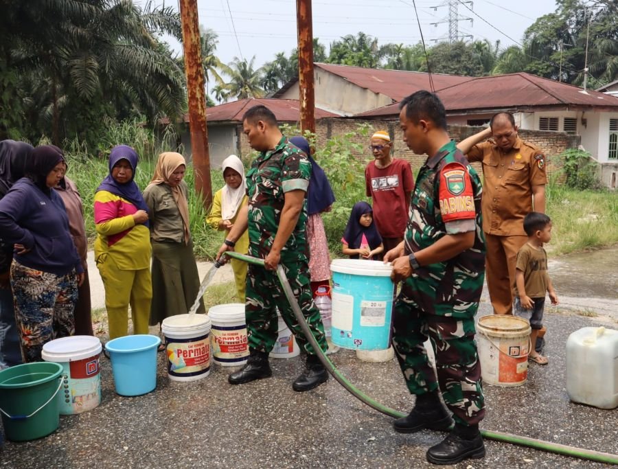 Babinsa Koramil 04/Limapuluh Monitor Penyaluran 4.500 Liter Air Bersih untuk Warga Tanjung Rhu
