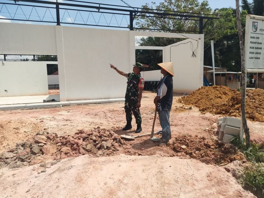 Babinsa Koramil 04/Limapuluh Monitor Pembangunan Koperasi Merah Putih di Tanjung Rhu