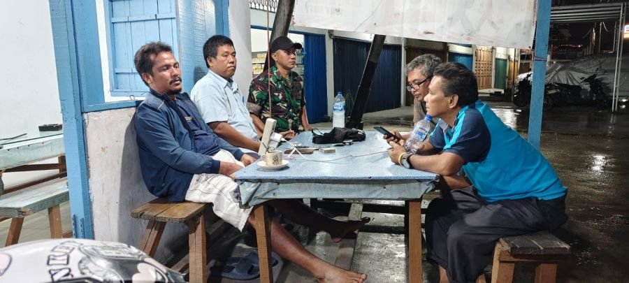 Babinsa Koramil 04/Limapuluh Patroli Malam dan Komsos Bersama Warga Tanjung Rhu