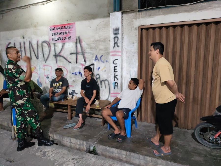 Babinsa Koramil 04/Limapuluh Perkuat Kamtibmas Lewat Patroli Malam Bersama Warga