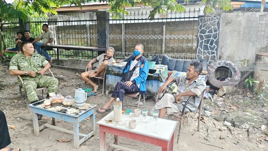 Babinsa Koramil 04/Lph Bantu Pendataan Warga Kurang Mampu untuk Dukung Program Perlindungan Sosial