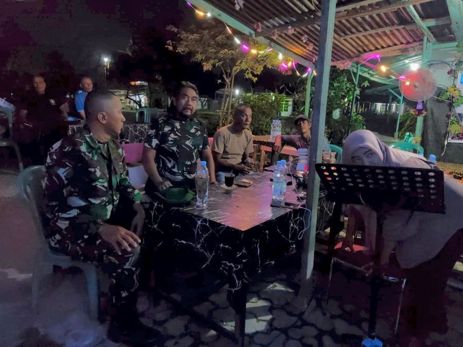 Babinsa Koramil 04/Lph Gencarkan Patroli Malam, Ajak Warga Perkuat Keamanan Lingkungan