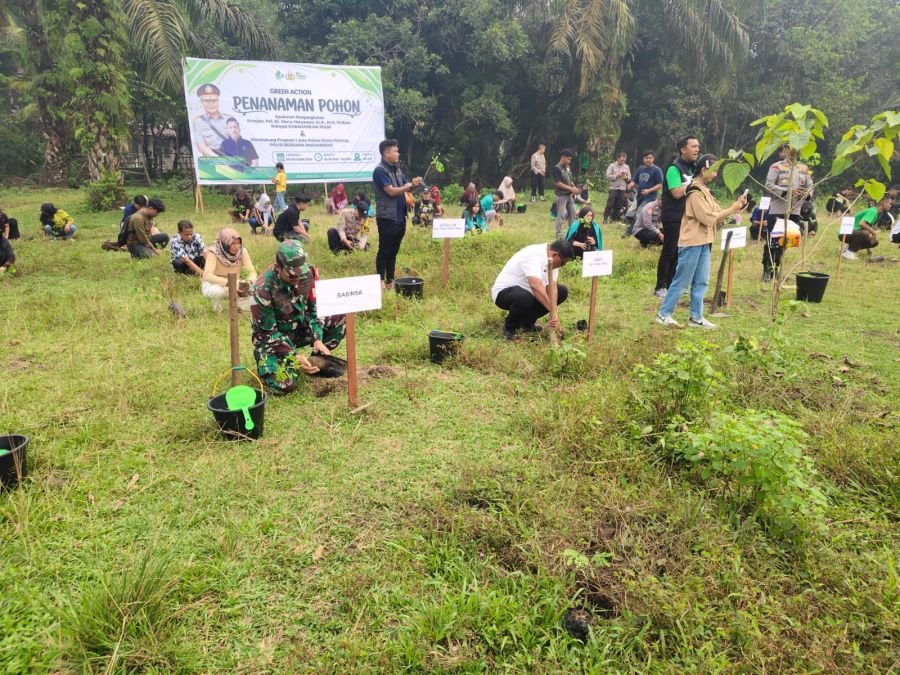 Babinsa Koramil 04/Lph Hadiri Green Action, Bersama Warga Tanam Pohon di Tebing Tinggi Okura
