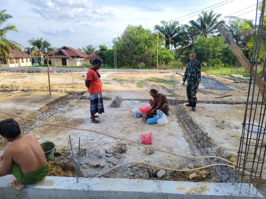 Babinsa Koramil 04/Lph Kawal Pembangunan Koperasi Merah Putih di Lembah Sari