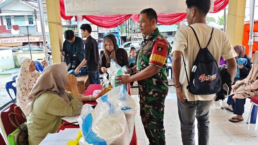 Babinsa Koramil 04/Lph Kawal Penyaluran Bantuan Pangan dan Layanan Kesehatan Gratis di Kelurahan