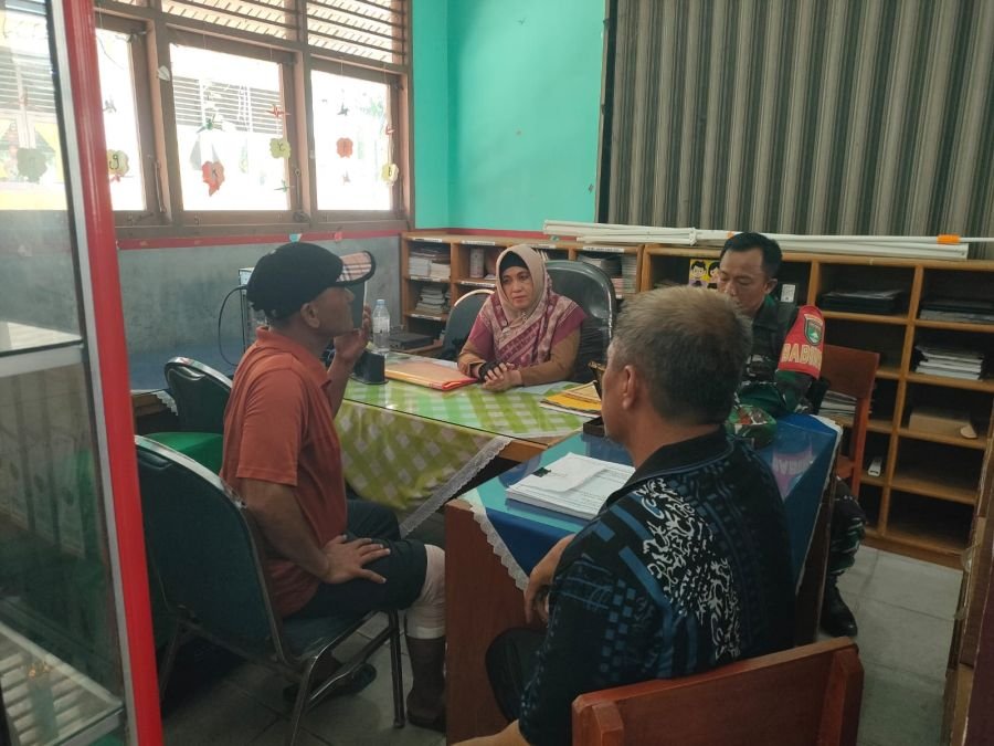Babinsa Koramil 04/Lph Komsos dengan Kepsek SD Negeri 69, Tekankan Peran Orang Tua dalam Membentuk