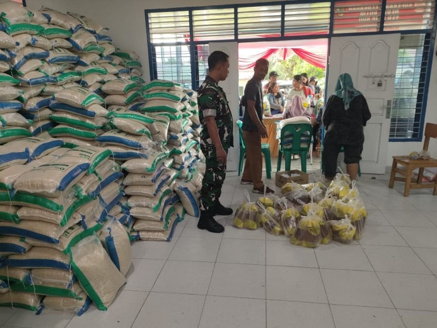 Babinsa Koramil 04/Lph Monitor Penyaluran Bantuan Pangan dan Pengobatan Gratis di Kecamatan Limapulu