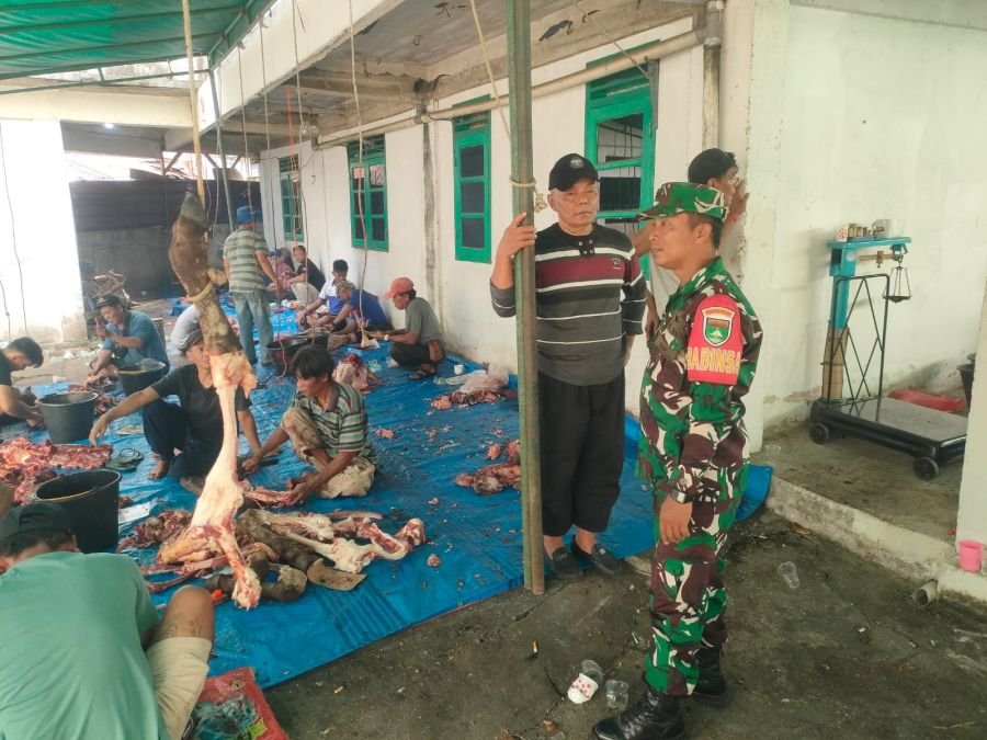 Babinsa Koramil 04/Lph Patroli Pengamanan Penyembelihan Hewan Qurban di Masjid Alfajariyah Pekanbaru