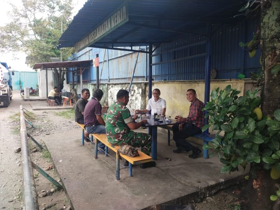 Babinsa Koramil 04/Lph Pererat Silaturahmi Bersama Warga Binaan Melalui Komsos
