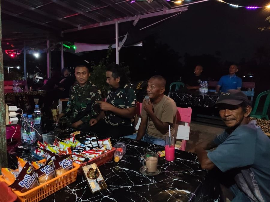 Babinsa Koramil 04/Lph Perkuat Kamtibmas Lewat Patroli Malam dan Komsos di Lembah Sari