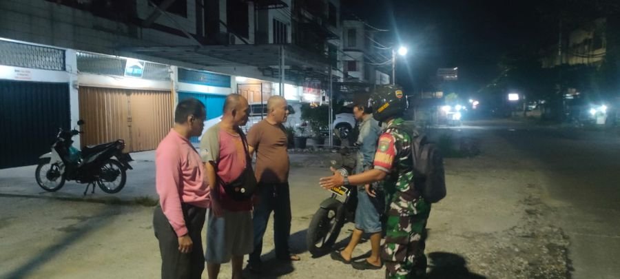 Babinsa Koramil 04/Lph Perkuat Kamtibmas Melalui Patroli Malam dan Komsos