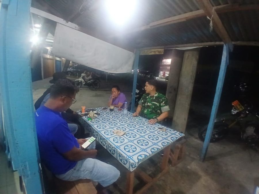 Babinsa Koramil 04/Lph Perkuat Keamanan Wilayah Lewat Patroli Malam dan Komsos Bersama Warga