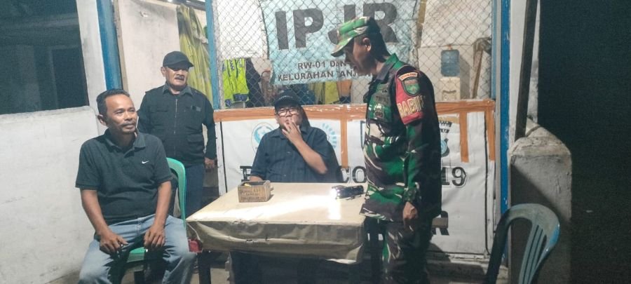 Babinsa Koramil 04/Lph Sambangi Warga, Perkuat Kamtibmas Lewat Patroli Malam