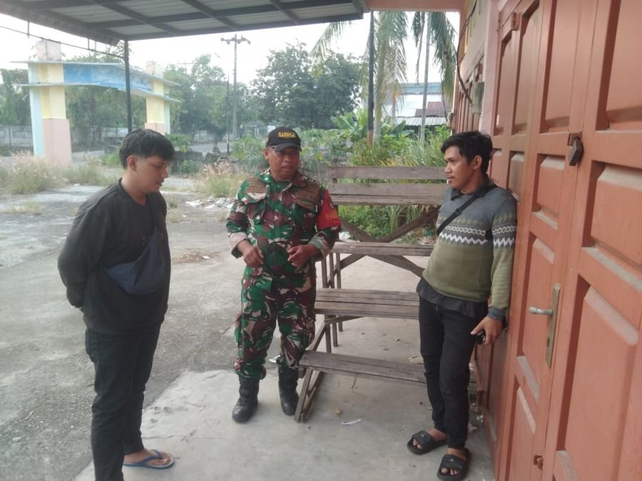 Babinsa Koramil 04/Lph Tak Beri Celah Karhutla! Serka Andi Saputra Sisir Rumbai Timur, Titik Api Nih