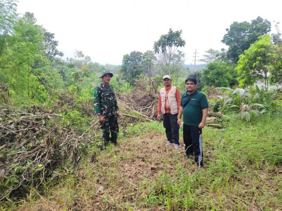 Babinsa Koramil 04/Lph Tingkatkan Pengawasan Karhutla di Lembah Sari dan Sungai Ambang