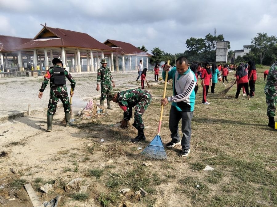 Babinsa Koramil 04/Pangkalan Kuras Pimpin Aksi Bersih Pasar Bersama Pelajar