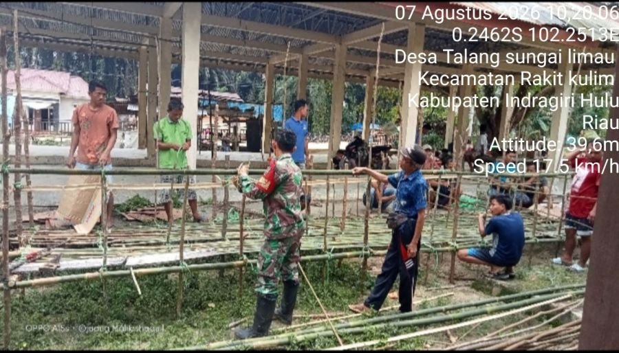 Babinsa Koramil 04/Pasir Penyu Bantu Warga Buat Kandang Ayam untuk Acara Adat di Desa Talang Sungai