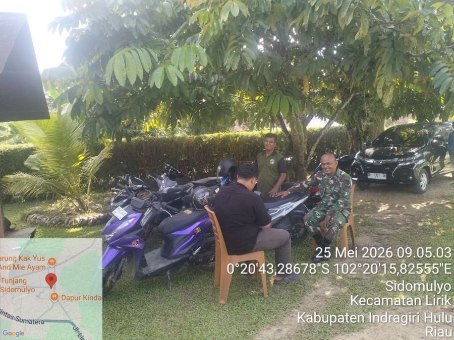 Babinsa Koramil 04/Pasir Penyu Gelar Komsos, Bahas Harga Sawit Anjlok dan Kesehatan Warga di Lirik