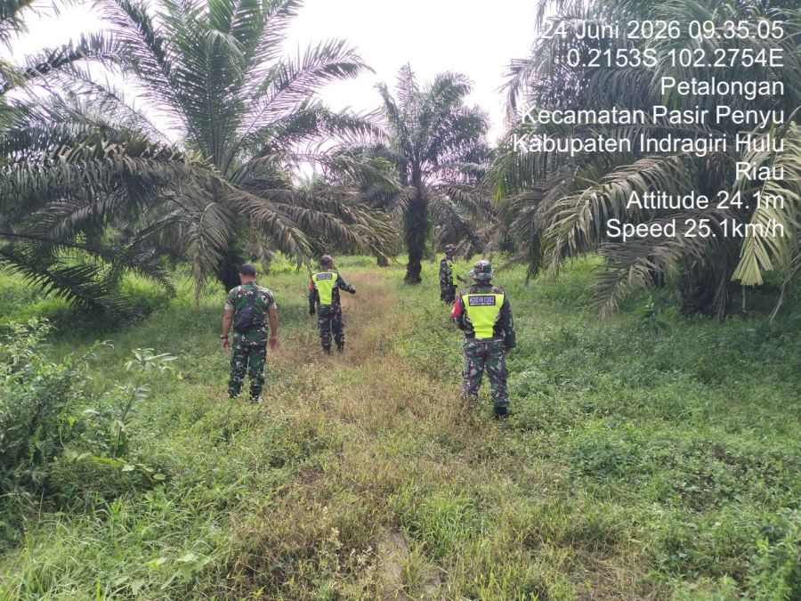Babinsa Koramil 04/Pasir Penyu Gelar Patroli dan Sosialisasi Pencegahan Karhutla di Desa Petalongan