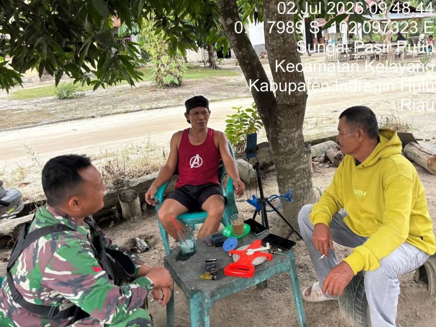 Babinsa Koramil 04/Pasir Penyu Gelar Komsos, Tekankan Pentingnya Pemeliharaan Keamanan Lingkungan d