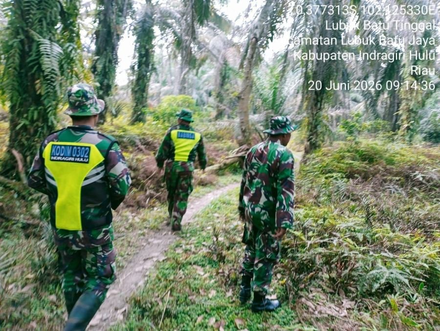 Babinsa Koramil 04/Pasir Penyu Gelar Patroli dan Sosialisasi Pencegahan Karhutla di Desa Lubuk Batu