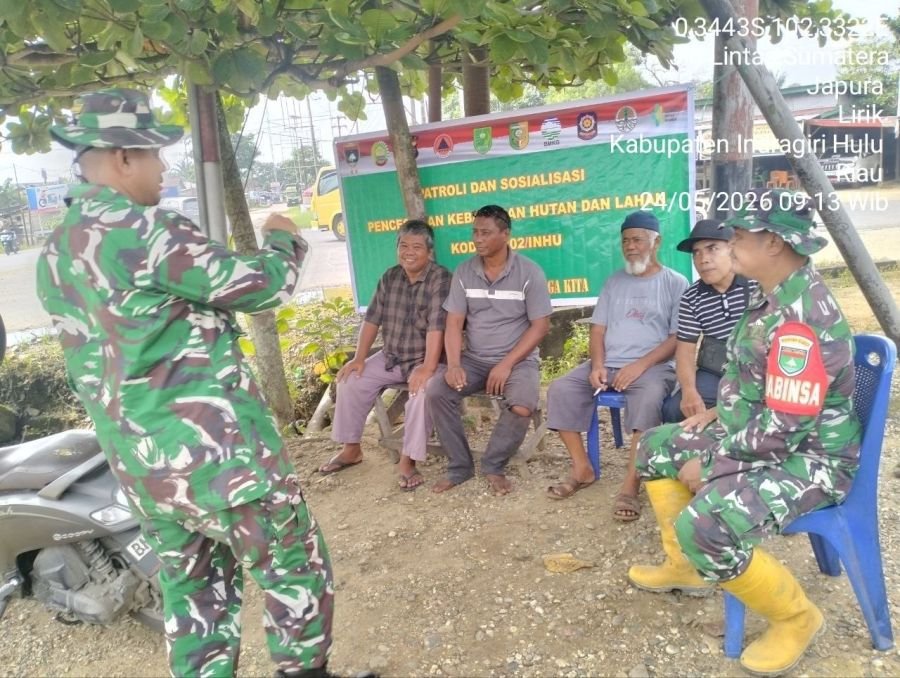 Babinsa Koramil 04/Pasir Penyu Gencarkan Patroli dan Sosialisasi Cegah Karhutla di Desa Pasar Ringgi