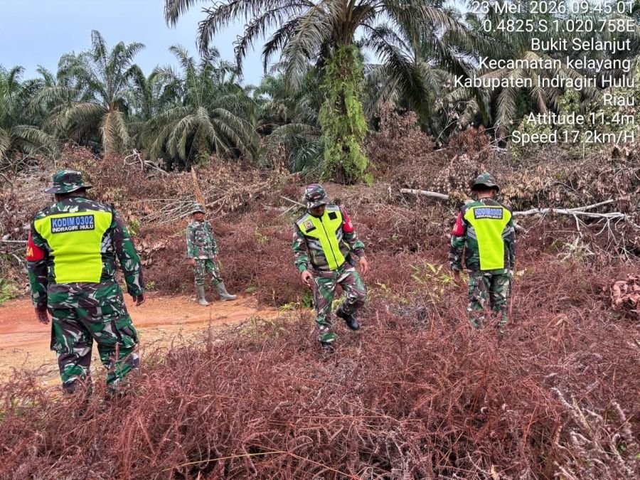 Babinsa Koramil 04/Pasir Penyu Gencarkan Patroli dan Sosialisasi Cegah Karhutla di Desa Bongkal Mala