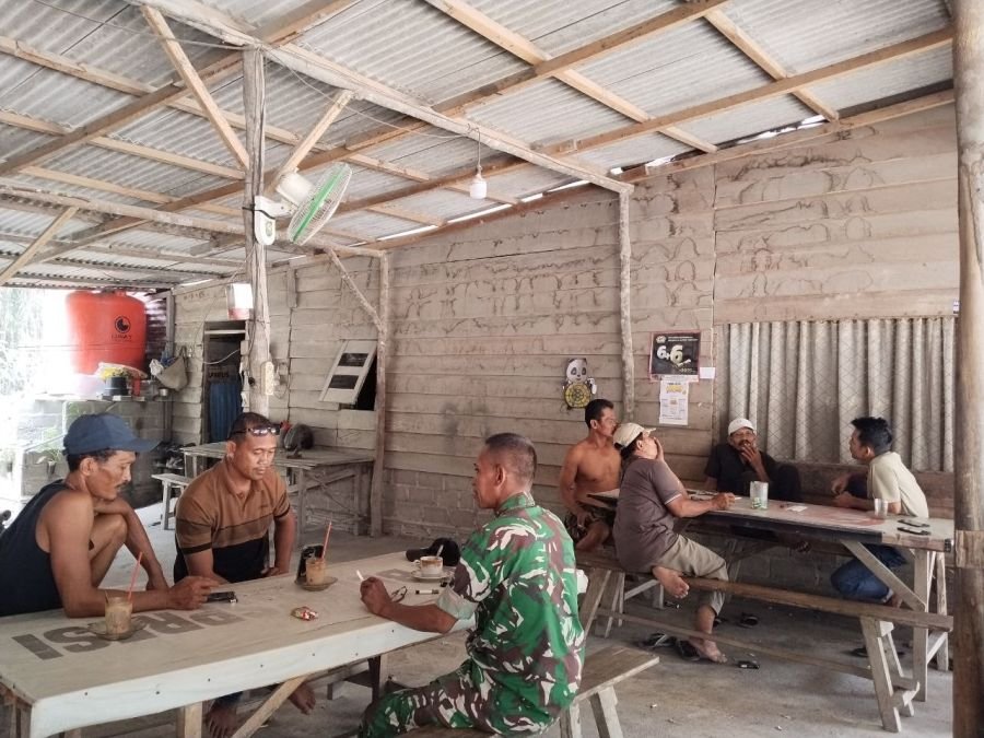 Babinsa Koramil 04/Pasir Penyu Laksanakan Komsos di Desa Bongkal Malang, Tekankan Bahaya Narkoba dan