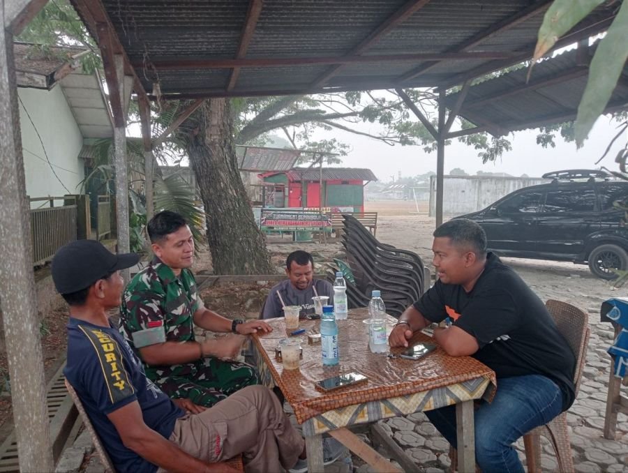Babinsa Koramil 04/Pasir Penyu Laksanakan Komsos di Desa Candirejo, Tekankan Pemeliharaan Keamanan d