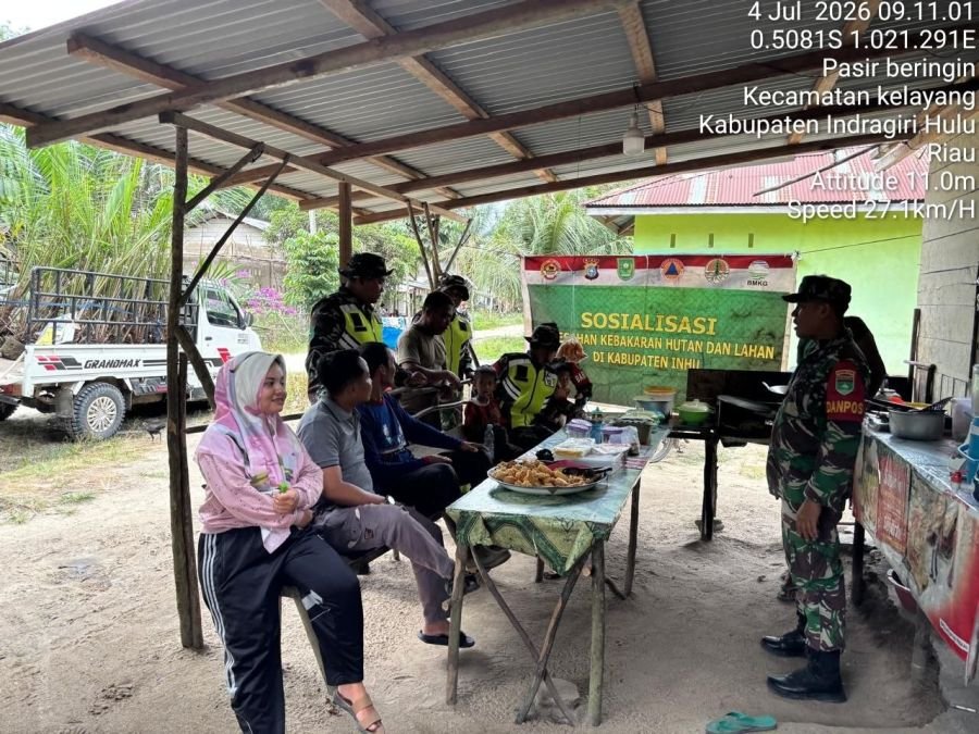 Babinsa Koramil 04/Pasir Penyu Laksanakan Patroli dan Sosialisasi Karhutla di Desa Pasir Beringin