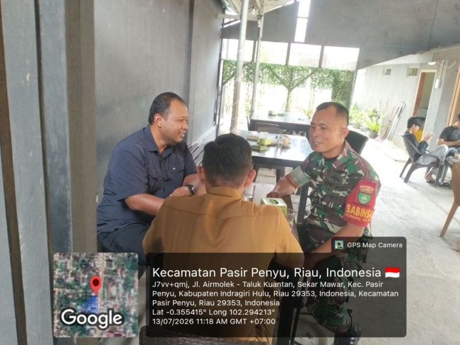 Babinsa Koramil 04/Pasir Penyu Laksanakan Komsos, Pererat Silaturahmi dan Wujudkan Lingkungan Aman