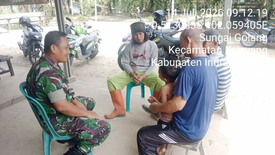 Babinsa Koramil 04/Pasir Penyu Laksanakan Komsos di Desa Sungai Golang, Tekankan Pentingnya Menjaga