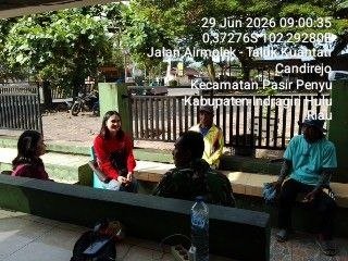 Babinsa Koramil 04/Pasir Penyu Laksanakan Komsos Bahas Keamanan Lingkungan Bersama Warga