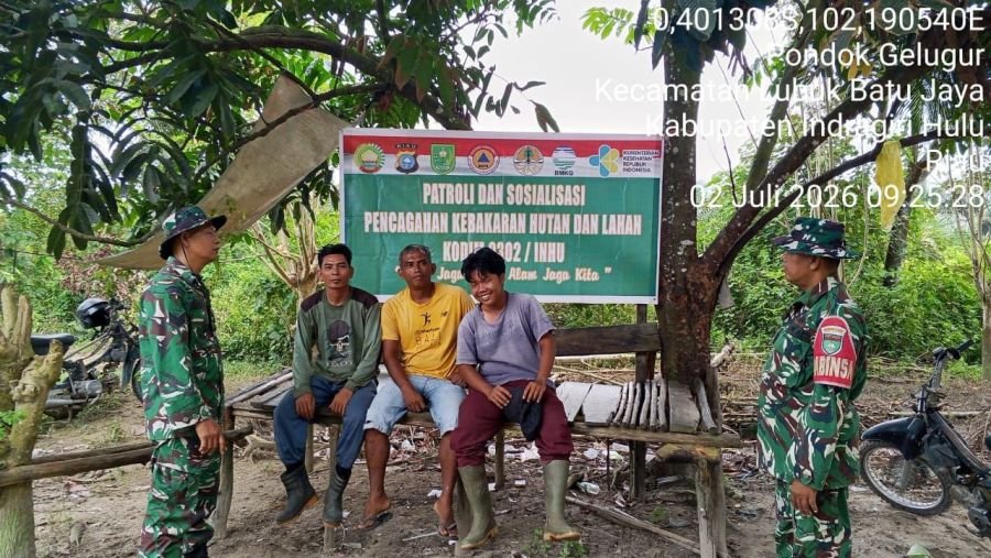 Babinsa Koramil 04/Pasir Penyu Lakukan Patroli dan Sosialisasi Karhutla di Desa Pondok Gelugur