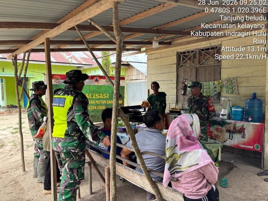 Babinsa Koramil 04/Pasir Penyu Lakukan Patroli dan Sosialisasi Karhutla di Desa Tanjung Beludu