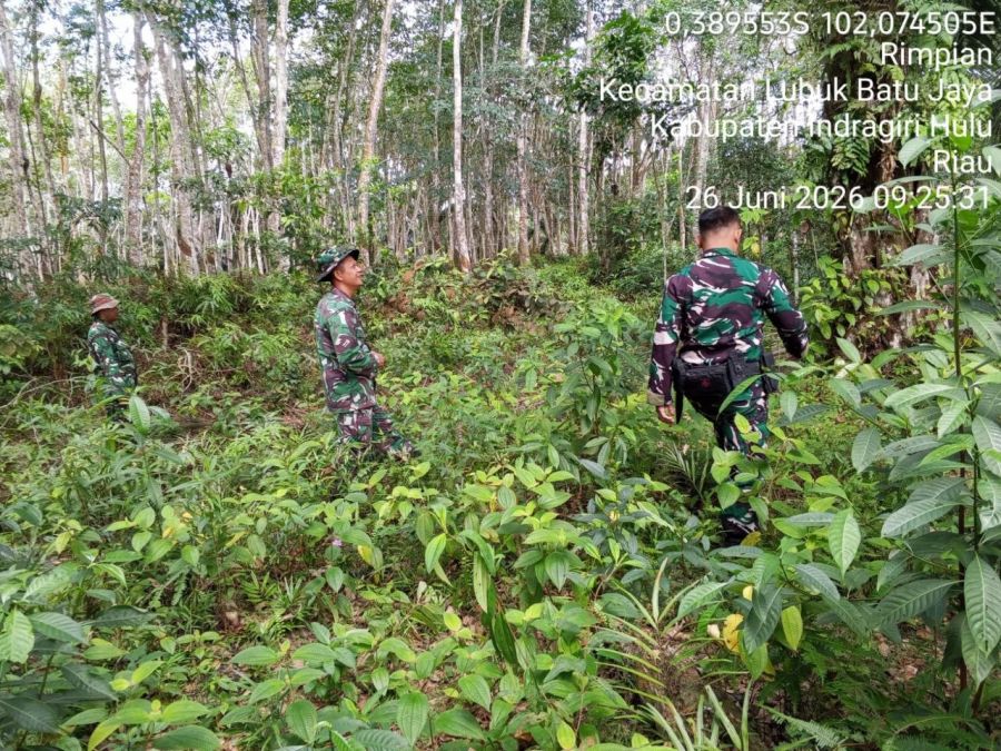Babinsa Koramil 04/Pasir Penyu Patroli dan Sosialisasi Pencegahan Karhutla di Desa Rimpian