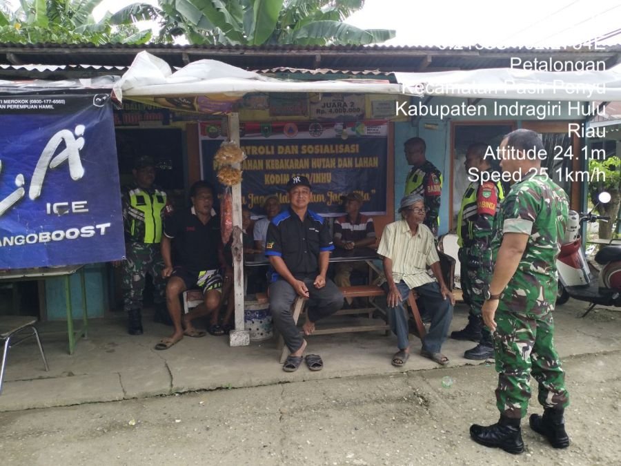 Babinsa Koramil 04/Pasir Penyu Patroli dan Sosialisasi Cegah Karhutla di Desa Petalongan