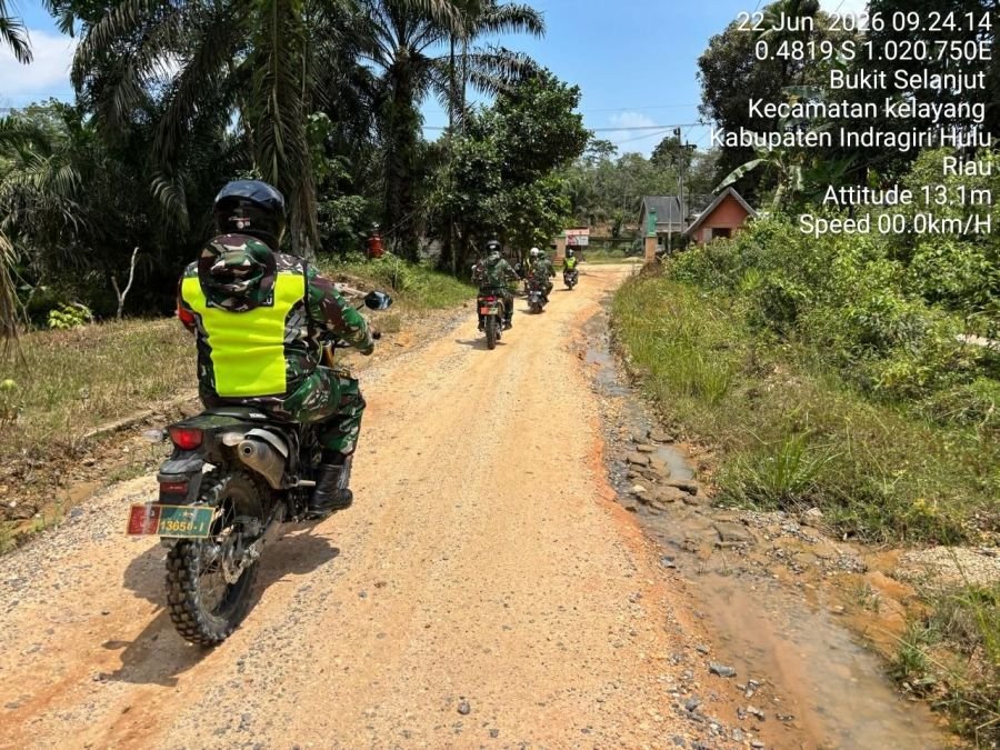 Babinsa Koramil 04/Pasir Penyu Patroli dan Sosialisasi Pencegahan Karhutla di Desa Bukit Selanjut