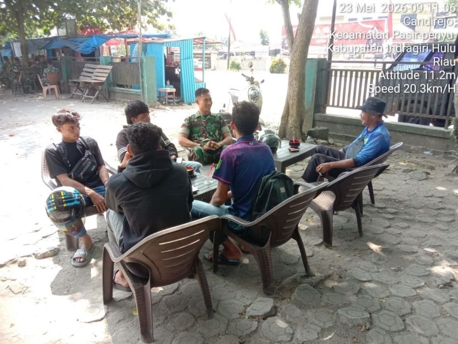 Babinsa Koramil 04/Pasir Penyu Pererat Silaturahmi Lewat Komunikasi Sosial Bahas Keamanan Lingkungan