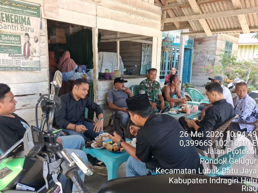 Babinsa Koramil 04/Pasir Penyu Pererat Silaturahmi Lewat Komsos di Desa Pondok Gelugur