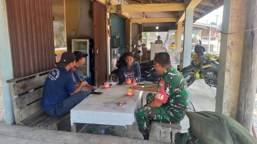 Babinsa Koramil 04/Perawang Bangun Komunikasi Langsung untuk Jaga Kondusivitas Wilayah