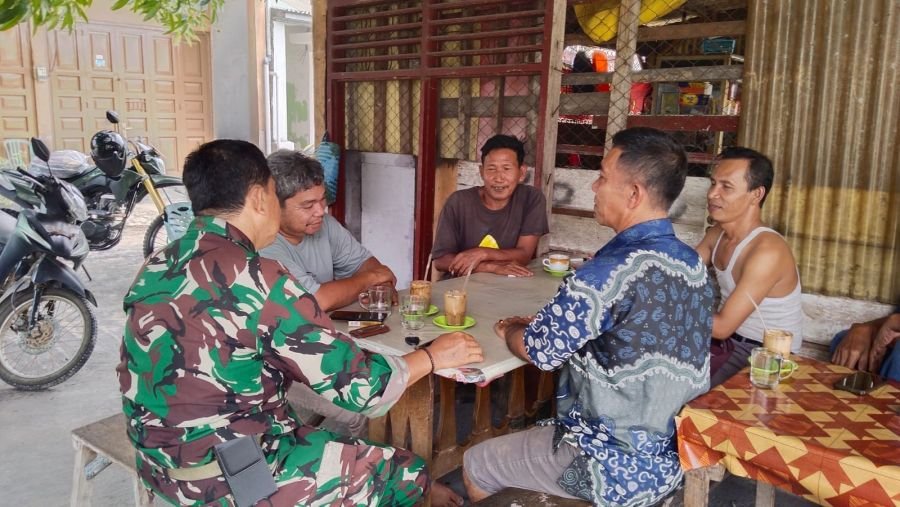 Babinsa Koramil 04/Perawang Bangun Komunikasi Erat dengan Warga